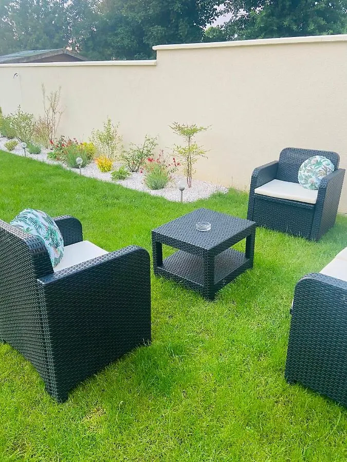 Grand T1 Moderne Jardin Pres De Cdg Apartment Le Thillay